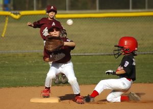 imagen de niños jugando béisbol