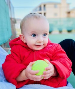 imagen de un bebe con una pelota amarilla